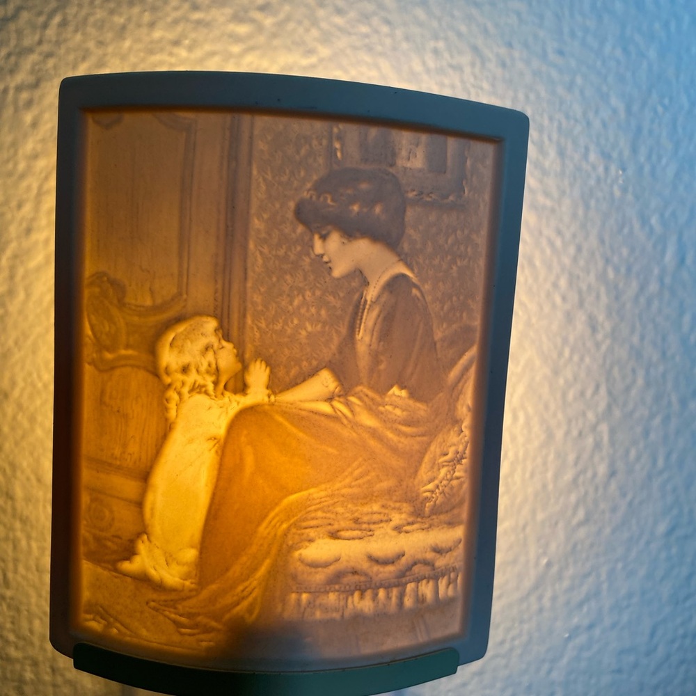 Vintage Style Night Light with Woman and Child Design